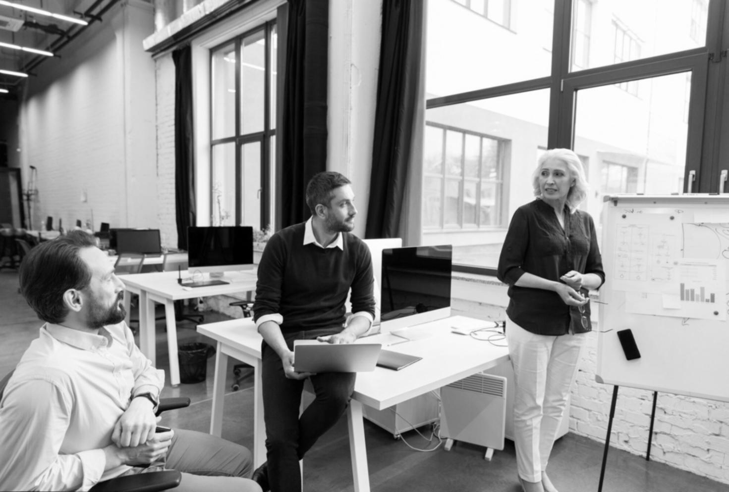 Espace de travail avec analyse financière sur écran